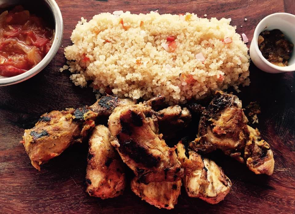 Assiette d'attiéké, semoule de manioc fermentée, servie avec du poulet
