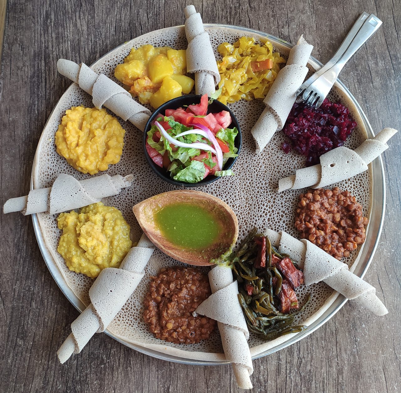 Injera, galette de teff fermenté, servie avec plusieurs ragoûts éthiopiens