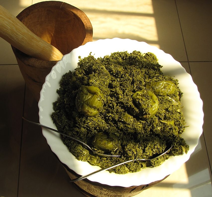Plat de pondu, feuilles de manioc pilées et mijotées