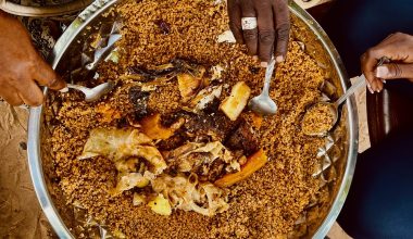 Plat communautaire de thiéboudienne partagé, Sénégal