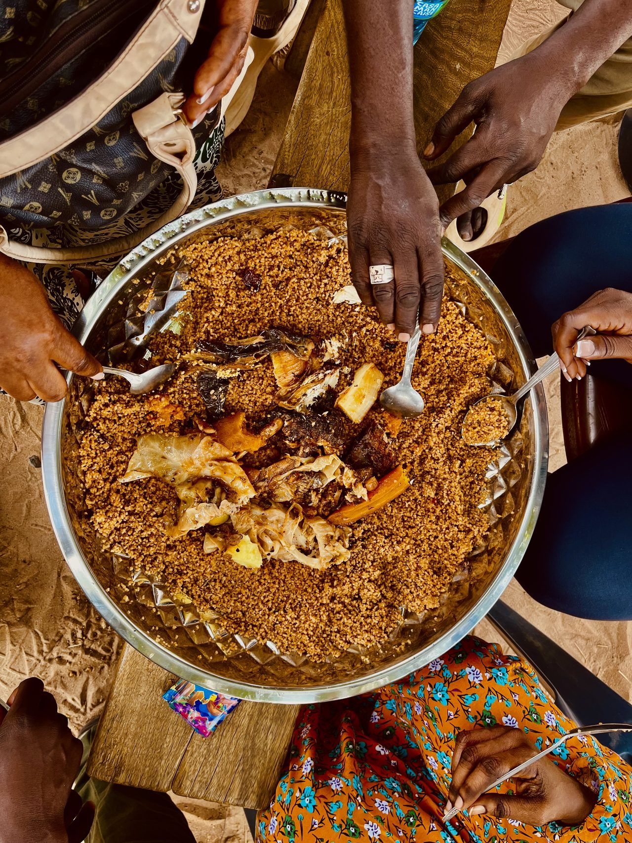 Plat communautaire de thiéboudienne partagé, Sénégal