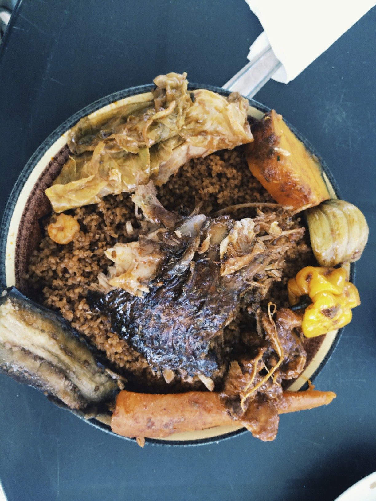 Assiette de thiéboudienne, riz au poisson et légumes du Sénégal
